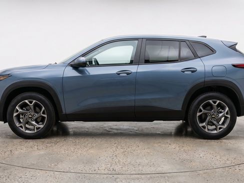 Used 2025 Chevrolet Trax LT FWD image 3