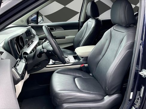 Used 2024 Kia Carnival LX FWD image 25
