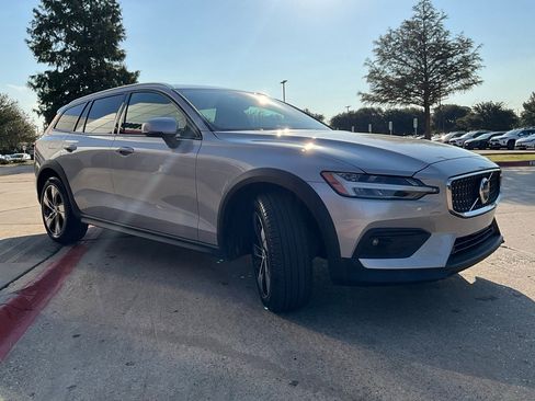 Used 2025 Volvo V60 B5 Cross Country Plus image 5