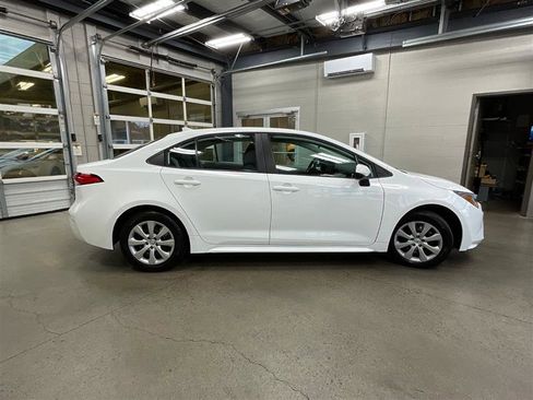 Used 2022 Toyota Corolla LE image 6