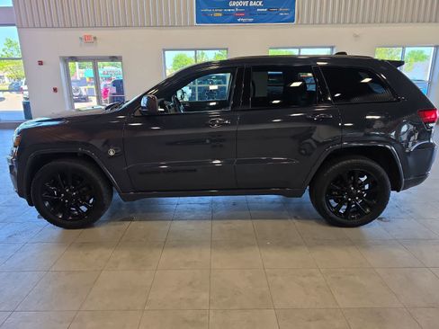 Used 2018 Jeep Grand Cherokee Altitude AWD/4WD image 12