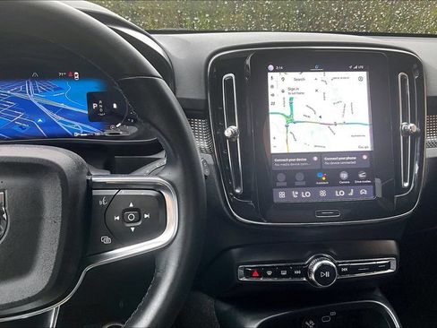Certified 2025 Volvo XC40 B5 Plus AWD/4WD image 28