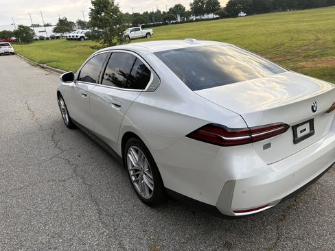 Used 2024 BMW 530i w/ Convenience Package RWD image 8