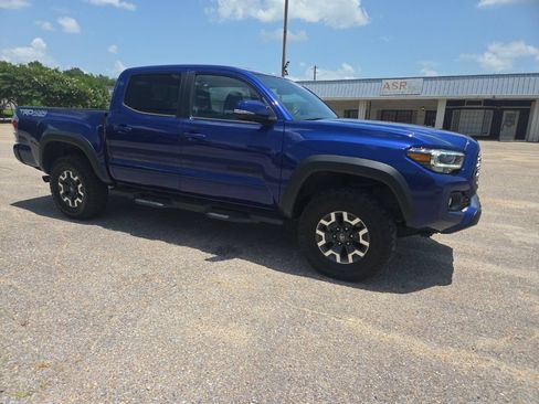 Used 2023 Toyota Tacoma TRD Off-Road w/ TRD Premium Off Road Package AWD/4WD image 14