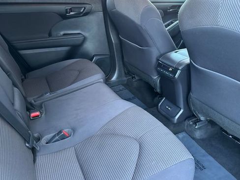 Used 2023 Toyota Highlander LE image 19