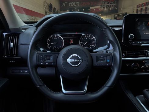 Used 2025 Nissan Pathfinder SV FWD image 34