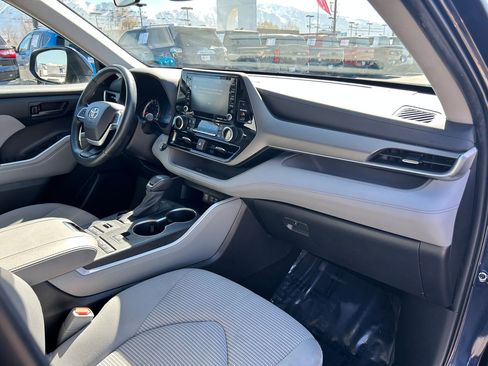 Used 2022 Toyota Highlander LE image 27