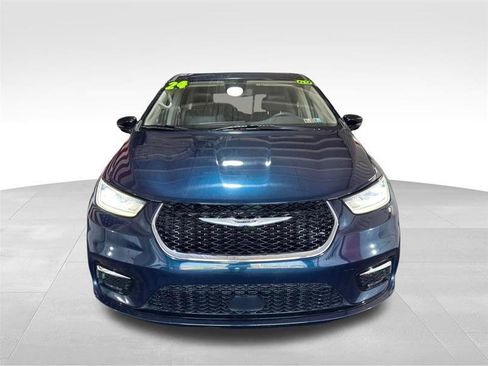 Used 2024 Chrysler Pacifica Touring-L FWD image 2