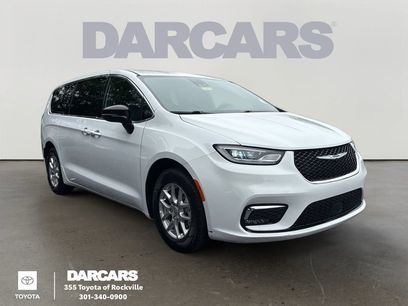 Used 2025 Chrysler Pacifica Select