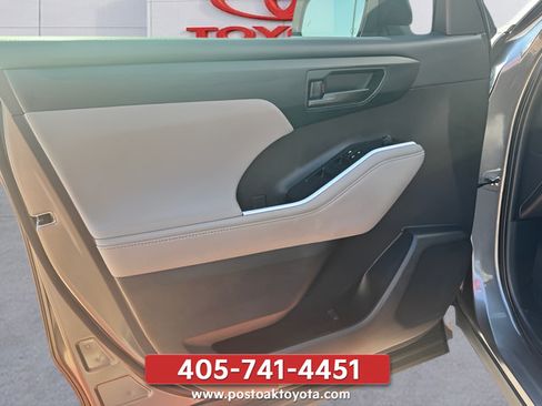 Used 2023 Toyota Highlander LE FWD image 14
