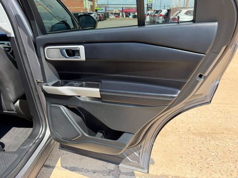 Used 2021 Ford Explorer XLT w/ Equipment Group 202A AWD/4WD image 17