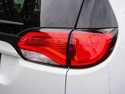 Used 2018 Chrysler Pacifica Limited FWD image 8