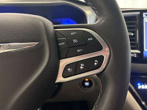 Used 2023 Chrysler Pacifica Touring-L FWD image 11