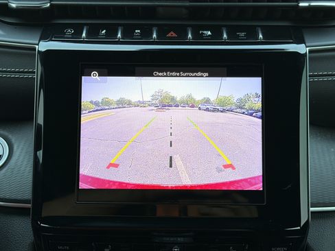 Used 2023 Jeep Grand Cherokee Altitude AWD/4WD image 6