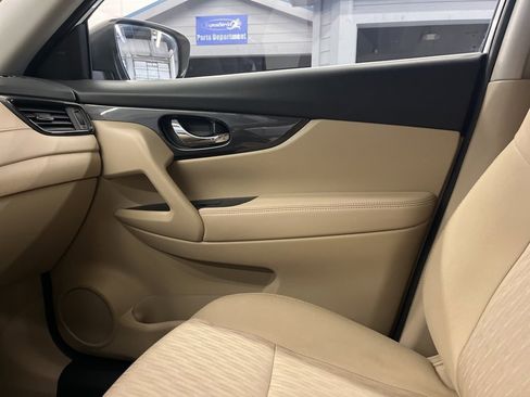 Used 2019 Nissan Rogue SV image 14