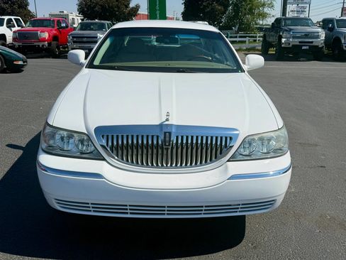 Used 2010 Lincoln Town Car Signature Limited RWD image 8