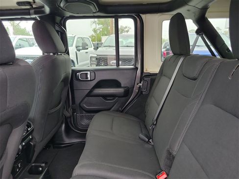 Used 2018 Jeep Wrangler Unlimited Sahara image 29