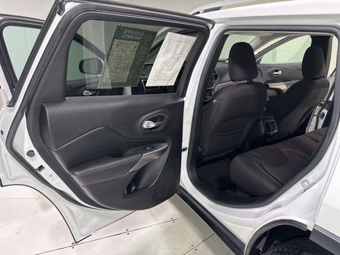 Used 2019 Jeep Cherokee Latitude w/ Popular Appearance Group AWD/4WD image 21
