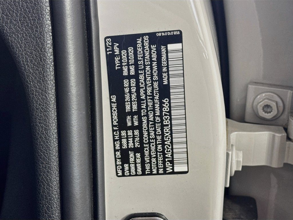 Certified 2024 Porsche Macan S AWD/4WD image 32