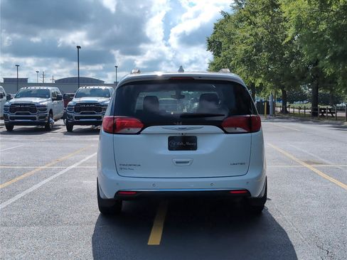 Used 2018 Chrysler Pacifica Limited FWD image 4