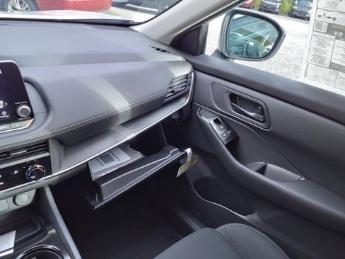 Used 2025 Nissan Rogue S image 13