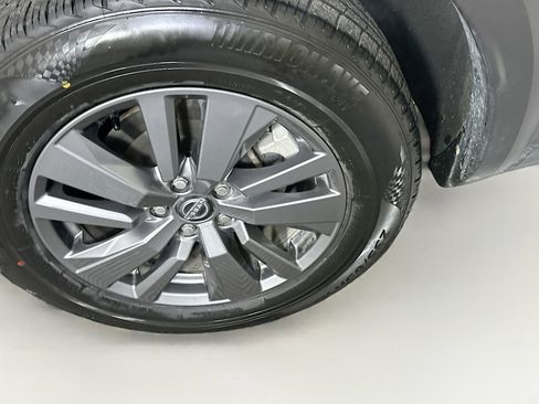 Used 2025 Nissan Pathfinder SV image 11