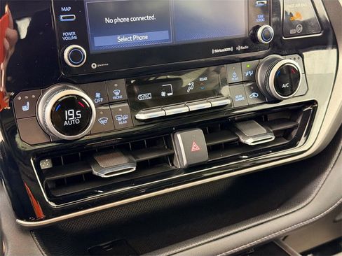 Used 2021 Toyota Highlander XLE image 14