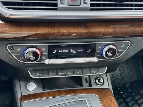 Used 2020 Audi Q5 Prestige w/ Prestige Package AWD/4WD image 12