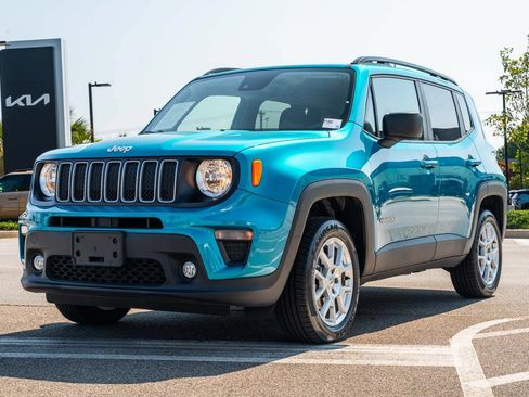 Used 2022 Jeep Renegade Latitude AWD/4WD image 3