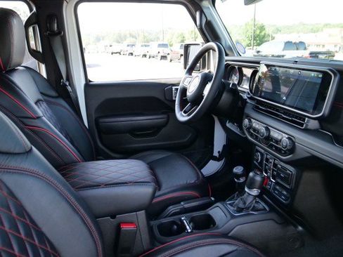 Used 2024 Jeep Gladiator Rubicon w/ Technology Group AWD/4WD image 43