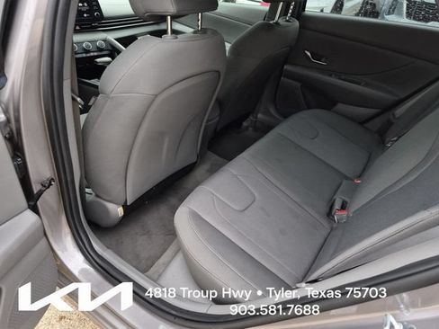 Used 2022 Hyundai Elantra SE FWD image 18