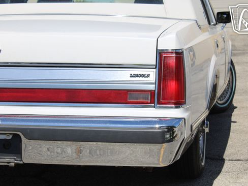 Used 1988 Lincoln Town Car Signature RWD image 29