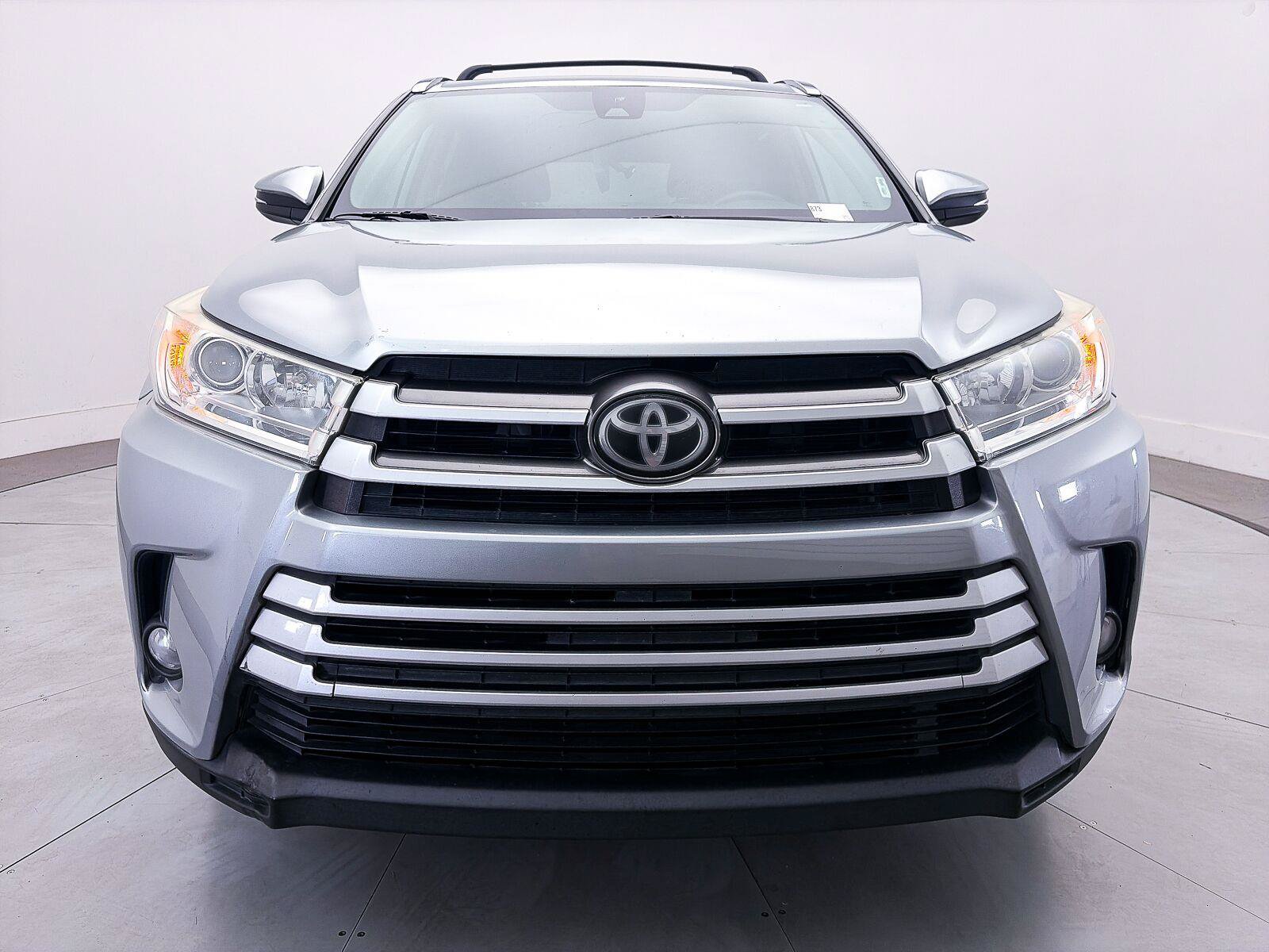 Used 2019 Toyota Highlander XLE FWD image 2
