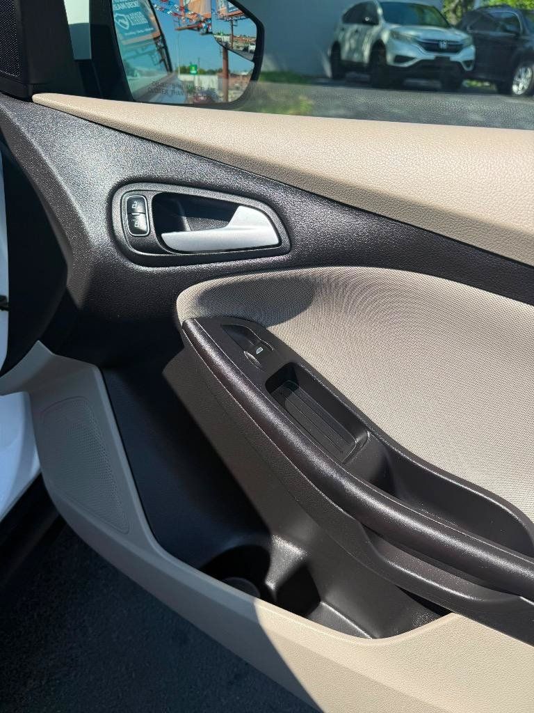 Used 2017 Ford Focus SE FWD image 28