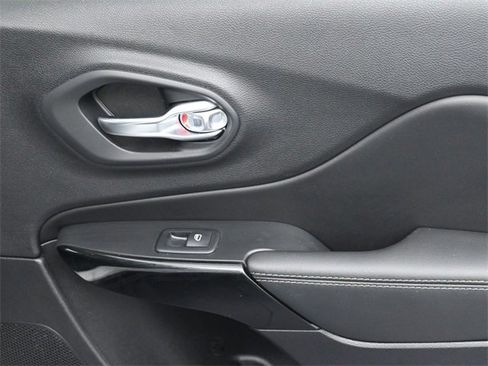 Used 2023 Jeep Cherokee Altitude Lux image 29