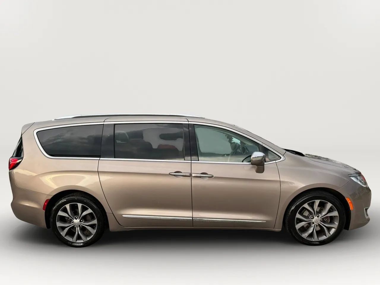 Used 2017 Chrysler Pacifica Limited FWD image 2