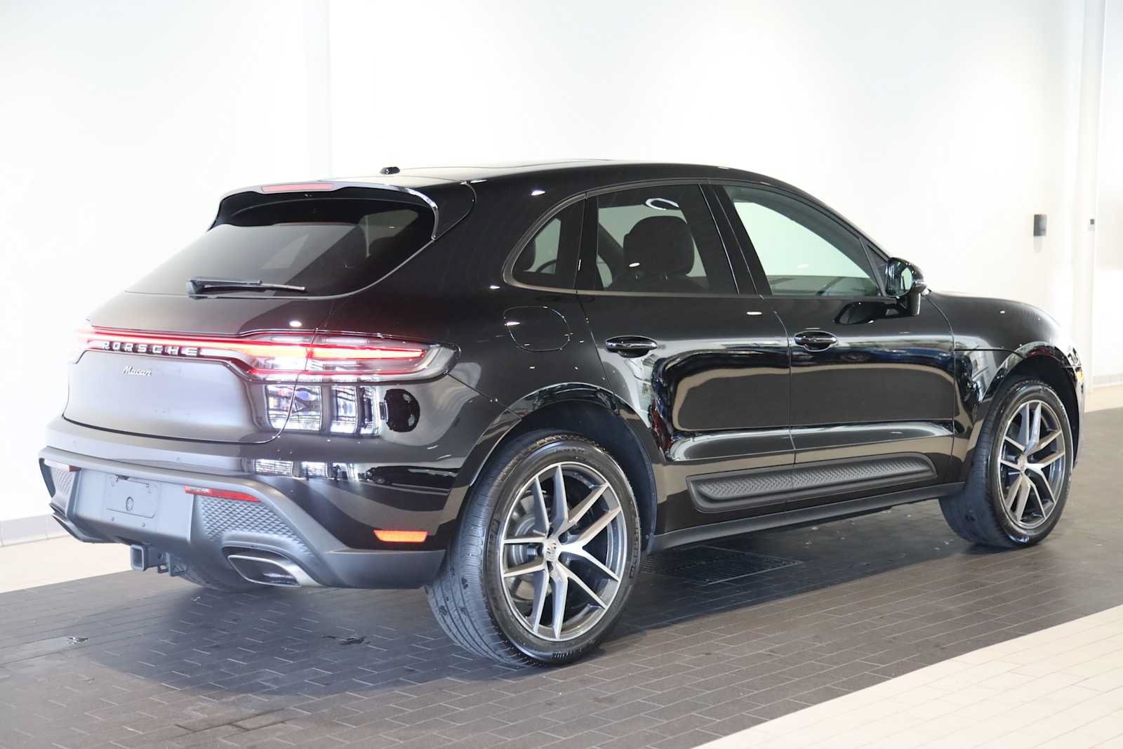 Used 2025 Porsche Macan AWD/4WD image 7
