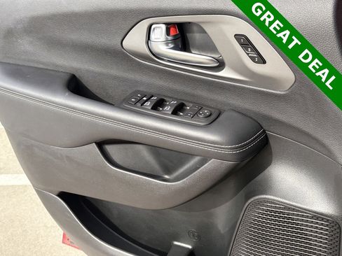 Used 2025 Chrysler Pacifica Select image 29