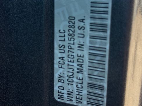 Used 2023 Jeep Gladiator Mojave AWD/4WD image 12