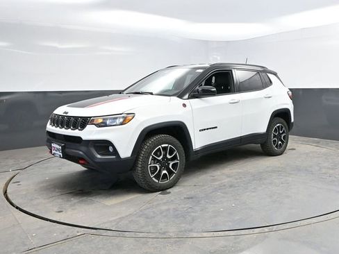 Used 2025 Jeep Compass Trailhawk image 5