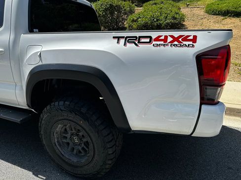 Used 2019 Toyota Tacoma TRD Off-Road w/ Technology Package AWD/4WD image 3