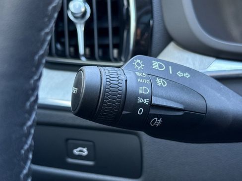 Used 2025 Volvo XC60 B5 Plus image 32