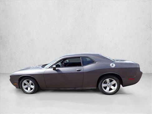 Used 2013 Dodge Challenger SXT RWD image 2