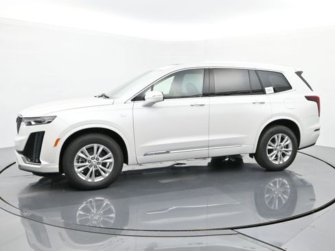 New 2025 Cadillac XT6 Luxury image 2