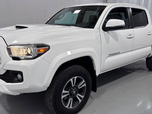 Used 2019 Toyota Tacoma TRD Sport AWD/4WD image 1