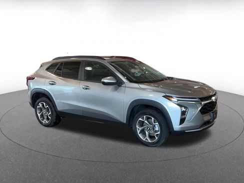 Used 2025 Chevrolet Trax LT w/ LT Convenience Package image 2