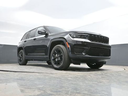 Used 2025 Jeep Grand Cherokee Altitude AWD/4WD image 45