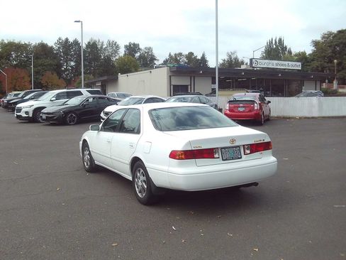 Used 2001 Toyota Camry LE w/ Value Pkg 5 FWD image 3