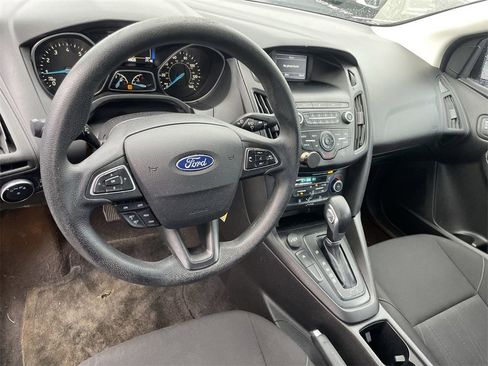 Used 2018 Ford Focus SE w/ SE Appearance Package image 10