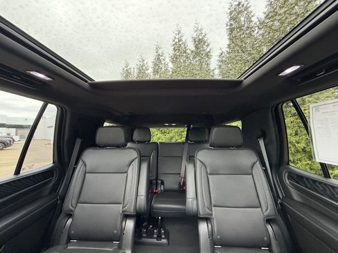 Used 2022 GMC Yukon Denali w/ Denali Premium Package image 3